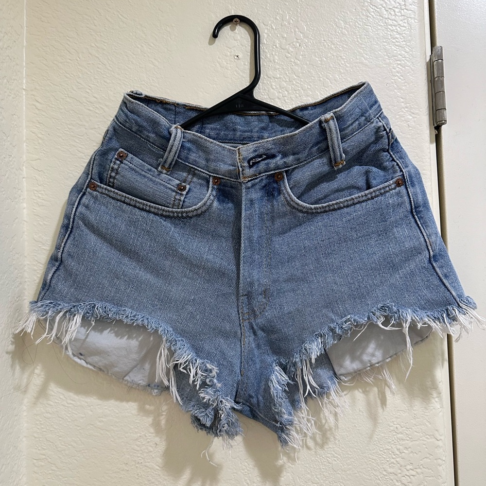 Levi’s short jean. Like new condition.